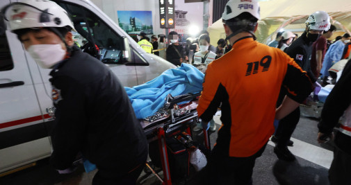 Servicios de emergencia asistiendo a los heridos por la avalancha en una multitudinaria fiesta de Halloween en Seúl (Corea del Sur / EFE - EPA - YONHAP SOUTH KOREA OUT