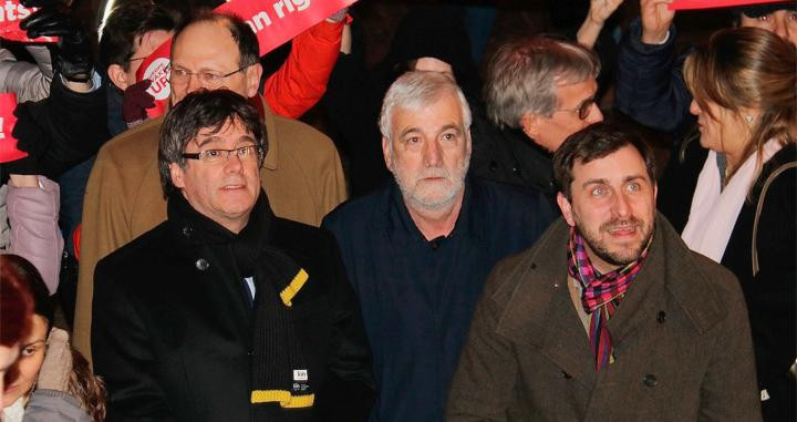 Puigdemont (i), expresidente catalán prófugo, con Matamala (c) y el exconseller Comín, en un acto público / EFE
