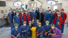 El equipo que ha realizado el primer trasplante pulmonar íntegramente robótico en todo el mundo / VALL D'HEBRON