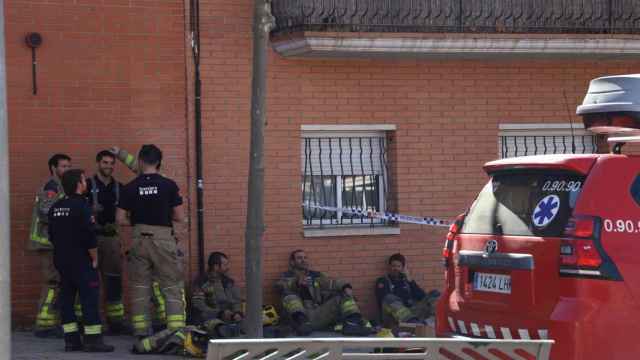 Unidades de Bomberos descansando tras la actuación en el incendio de Rubí / GALA ESPÍN - CRÓNICA GLOBAL