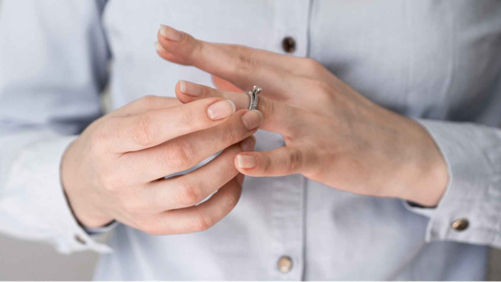 Mujer quitándose un anillo