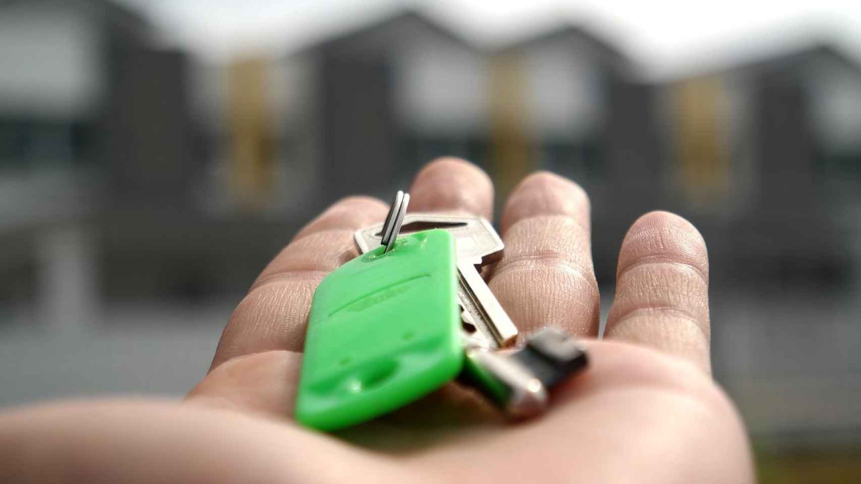 Una llave en manos del dueño de una vivienda, como los que tienen inquilinos convertidos en okupas