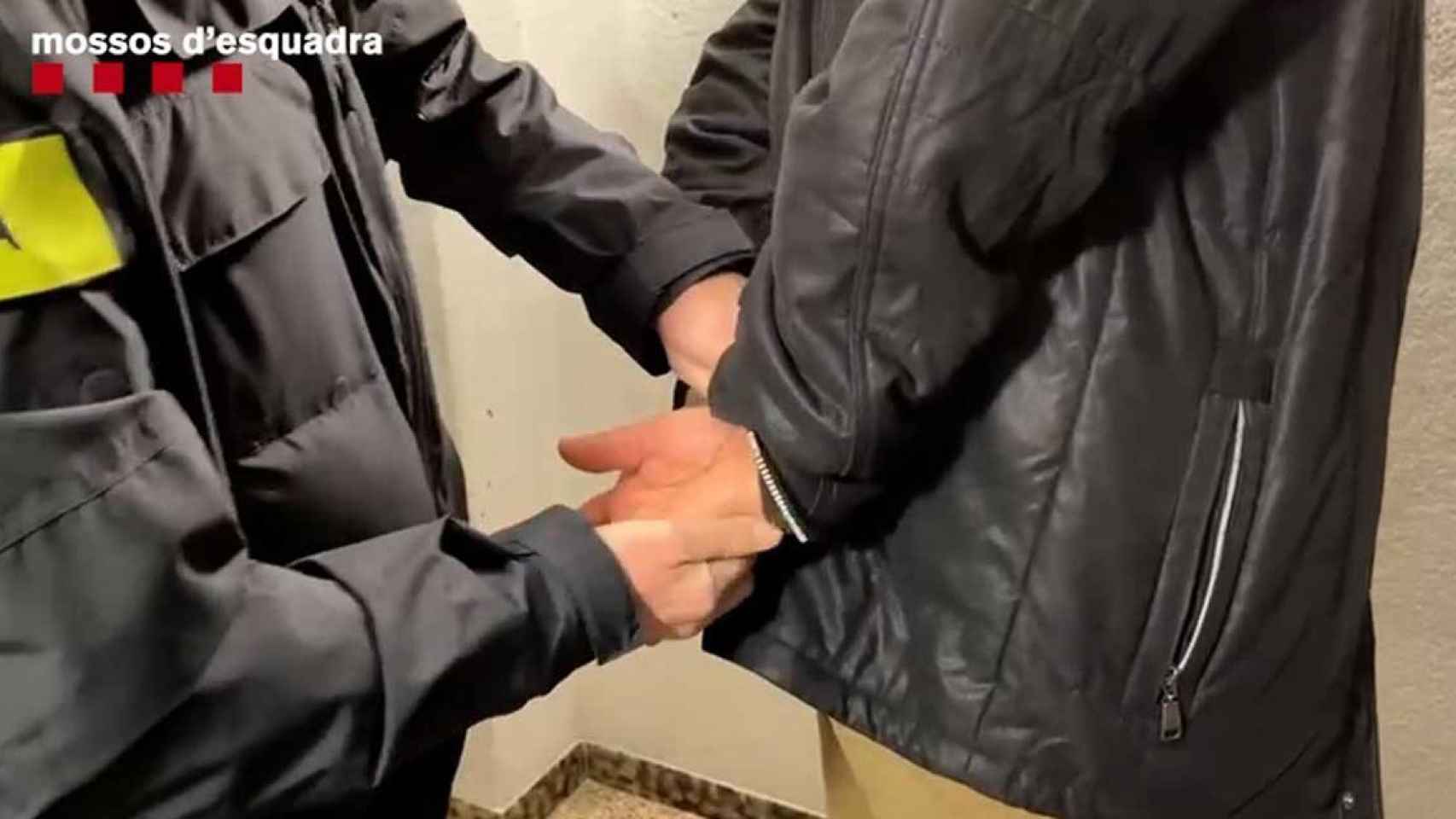 Los Mossos efectúan una detención como la del autor de 50 robos en vehículos estacionados en 19 parkings de L’Hospitalet de Llobregat / MOSSOS