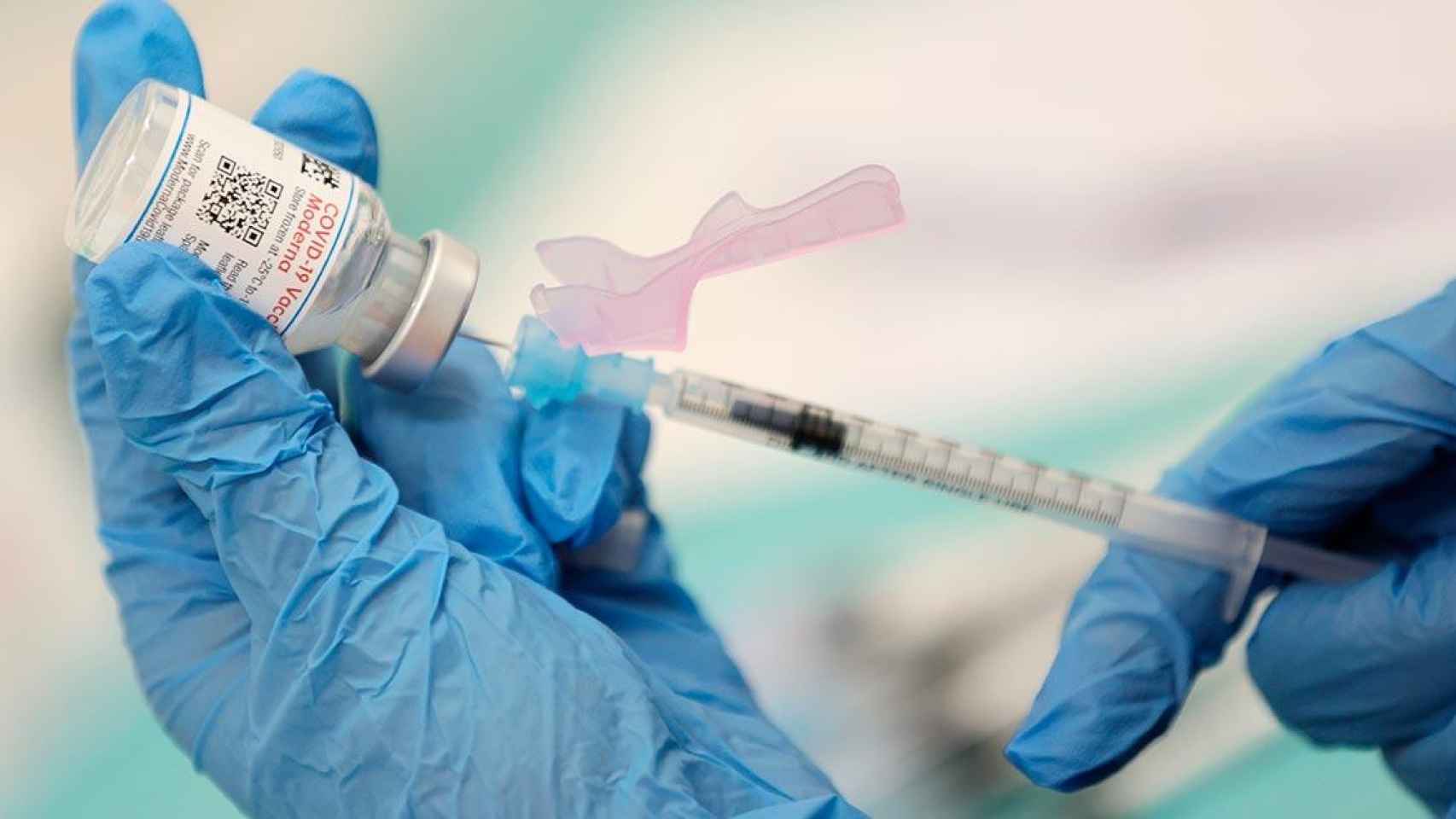 Una enfermera prepara una dosis para vacunar a una persona contra el Covid / EP