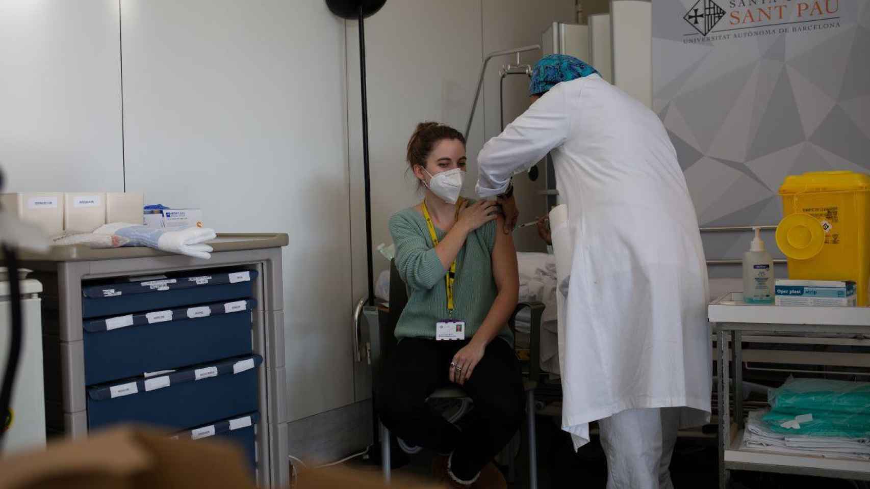 Una enfermera dispuesta a vacunar a un profesional sanitario con la vacuna de Pfizer-BioNtech contra el Covid / EP