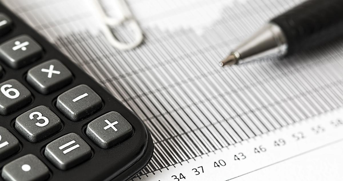 Un bolígrafo y una calculadora sobre una hoja de cuentas para la campaña de la Renta / PEXELS