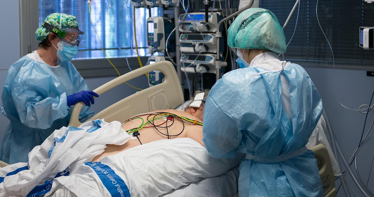 Un paciente con coronavirus recibe atención del personal sanitario en la UCI del Hospital Josep Trueta de Girona / EUROPA PRESS