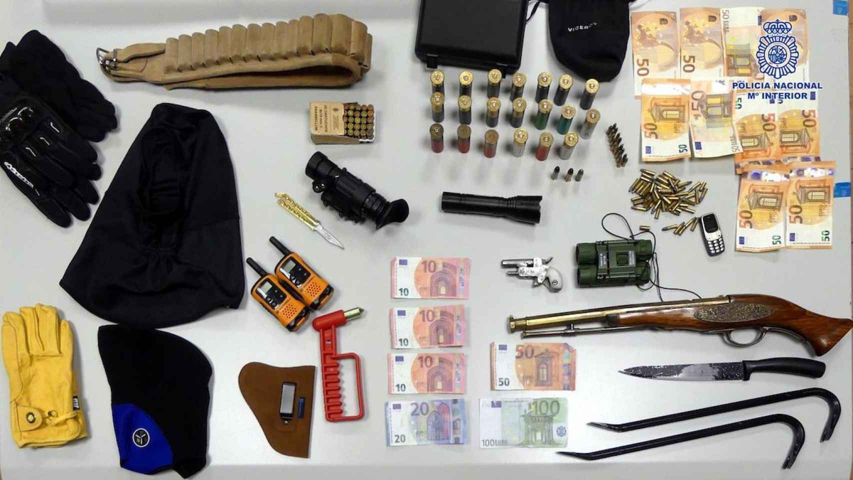 Armas y dinero de un grupo criminal intervenido por la policía en Barcelona / EP