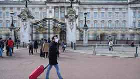 Escasos turistas a las puertas del palacio de Buckingham el día del anuncio delas nuevas restricciones / EFE