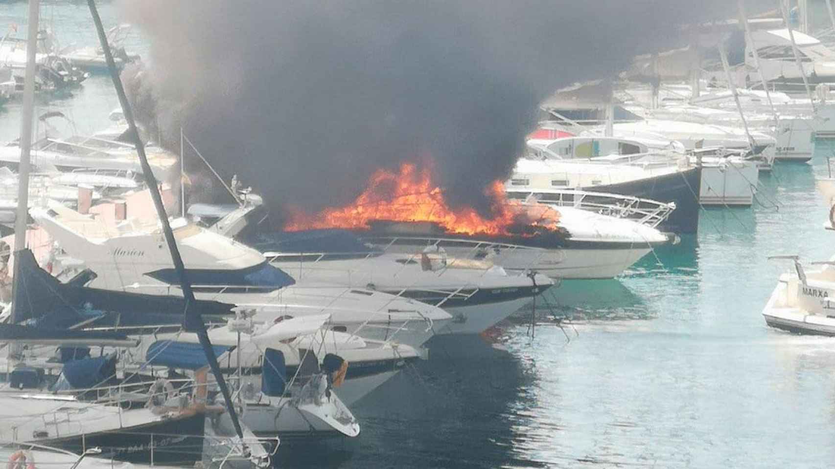 Incendio en la marina de Palamós / BOMBERS