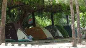 Acampada de sintecho y drogadictos cerca de un parque infantil en Barcelona / @Guillem18991