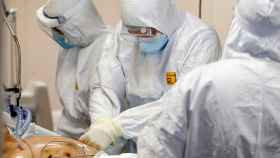 Un equipo de médicos tratan a un paciente con coronavirus / EE