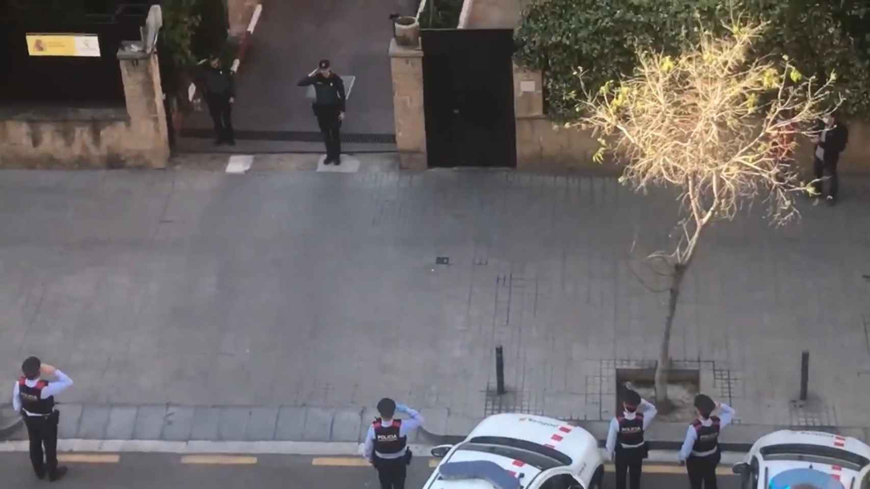 Mossos d'Esquadra rinden homenaje a la Guardia Civil de Barcelona / TWITTER