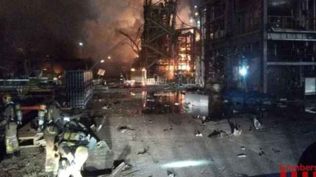 Bomberos y equipos de Protección Civil en pleno trabajo de extinción del incendio en la química de Tarragona  / BOMBERS