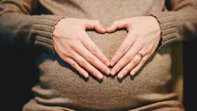 Mujer embarazada por fecundación asistida tras donación de óvulos