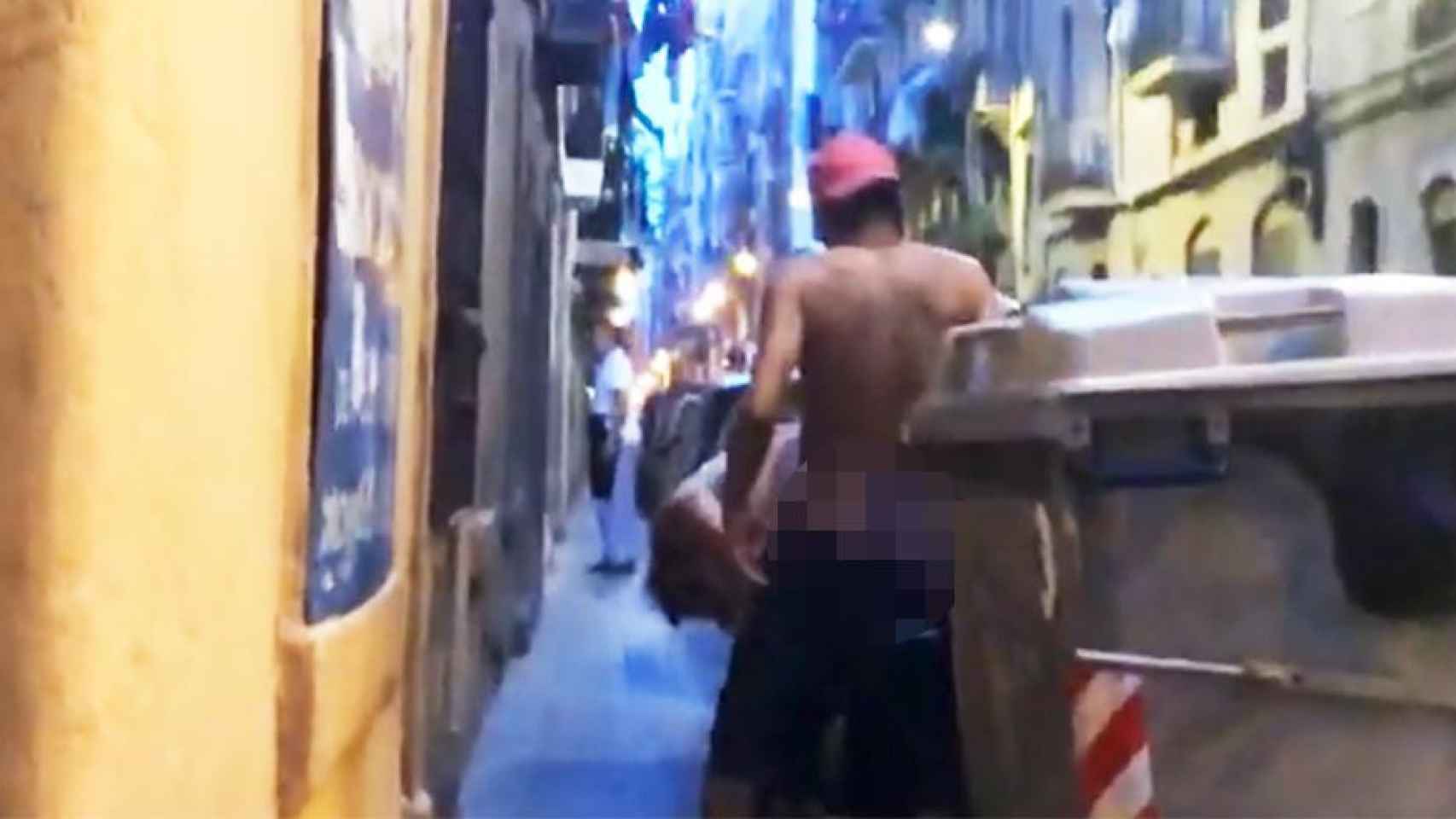Dos vecinos mantienen relaciones íntimas en plena calle en el barrio de Barceloneta de Barcelona / CG
