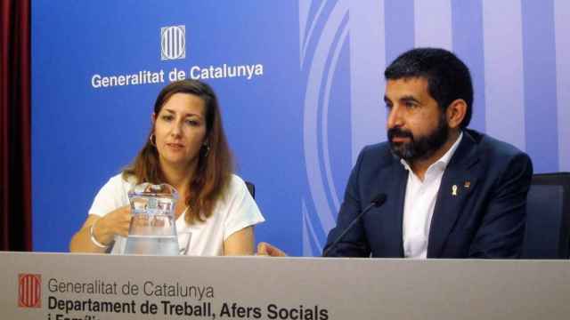 La directora general de la dirección general d'Atenció a la Infància i l'Adolescència (DGAIA), Georgina Oliva, y el consejero de Trabajo y Asuntos Sociales, Shakir el Homrani / EP