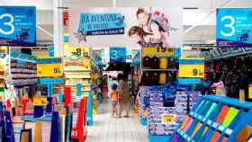 Una madre e hija buscan en la sección de libros de un supermercado / EFE