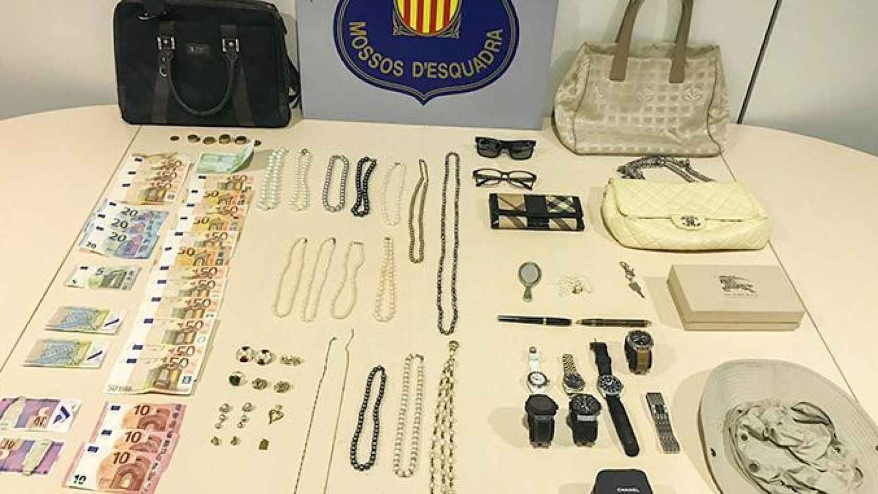Joyas, relojes y dinero en efectivo por valor de 200.000 euros: el botín que los Mossos han recuperado en Barcelona