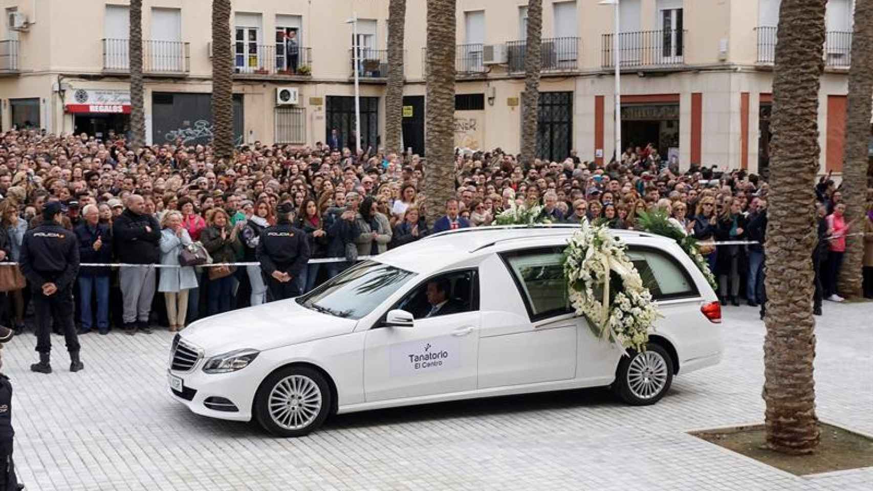 El coche fúnebre que transporta el féretro de Gabriel / EFE