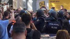 Agentes de la Policía Nacional, rodeados a pocos metros de la sede de la CUP, en la calle Casp de Barcelona, el 20 de septiembre de 2017 / CG