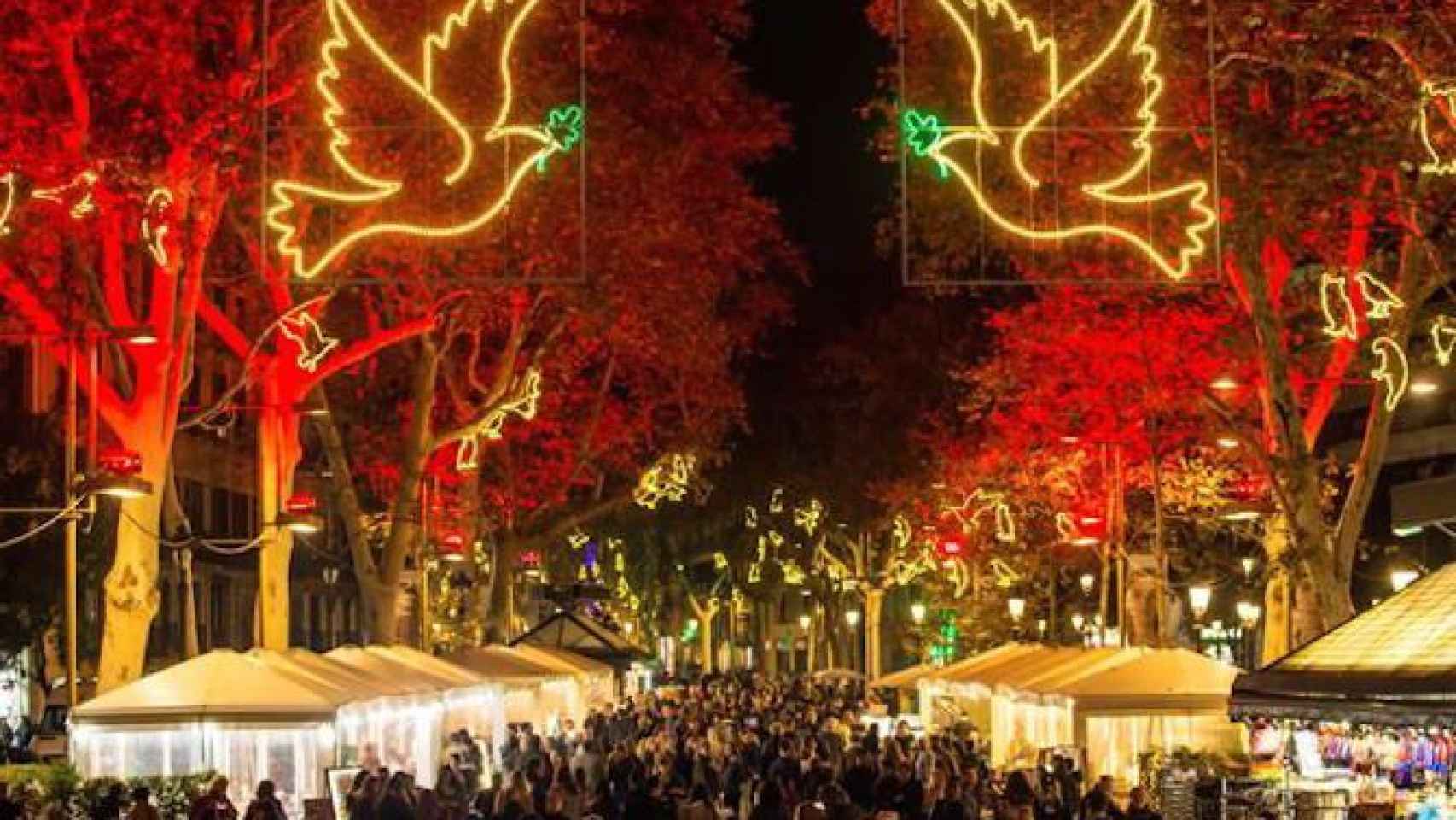 Imagen de Las Ramblas de Barcelona iluminadas en las vacaciones de Navidad / EFE