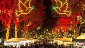 Imagen de Las Ramblas de Barcelona iluminadas en las vacaciones de Navidad / EFE