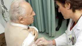 Un hombre se vacuna contra la gripe en un centro médico de Madrid / EFE