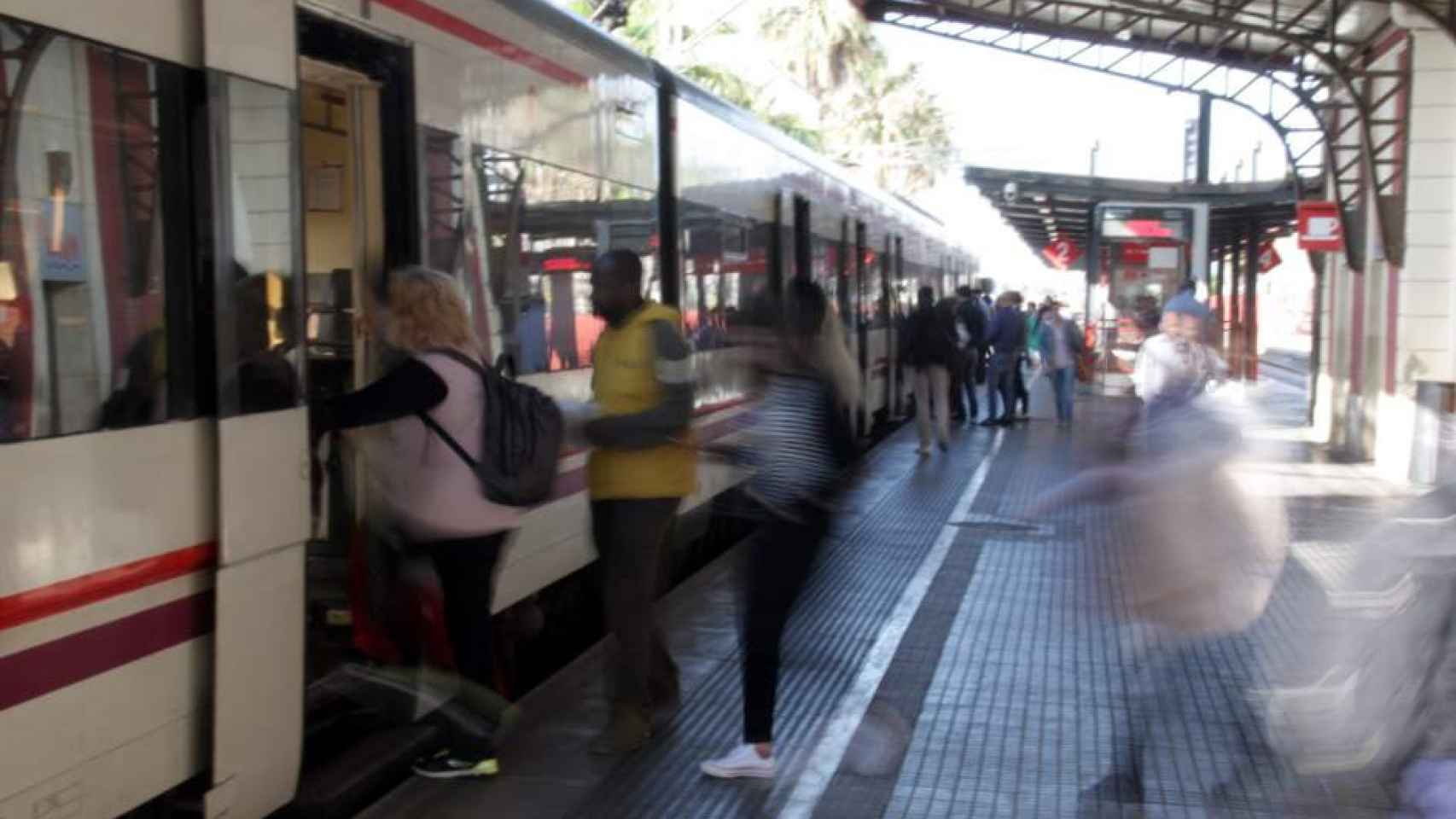 Pasajeros suben a un tren de Rodalies en una imagen de archivo / EFE