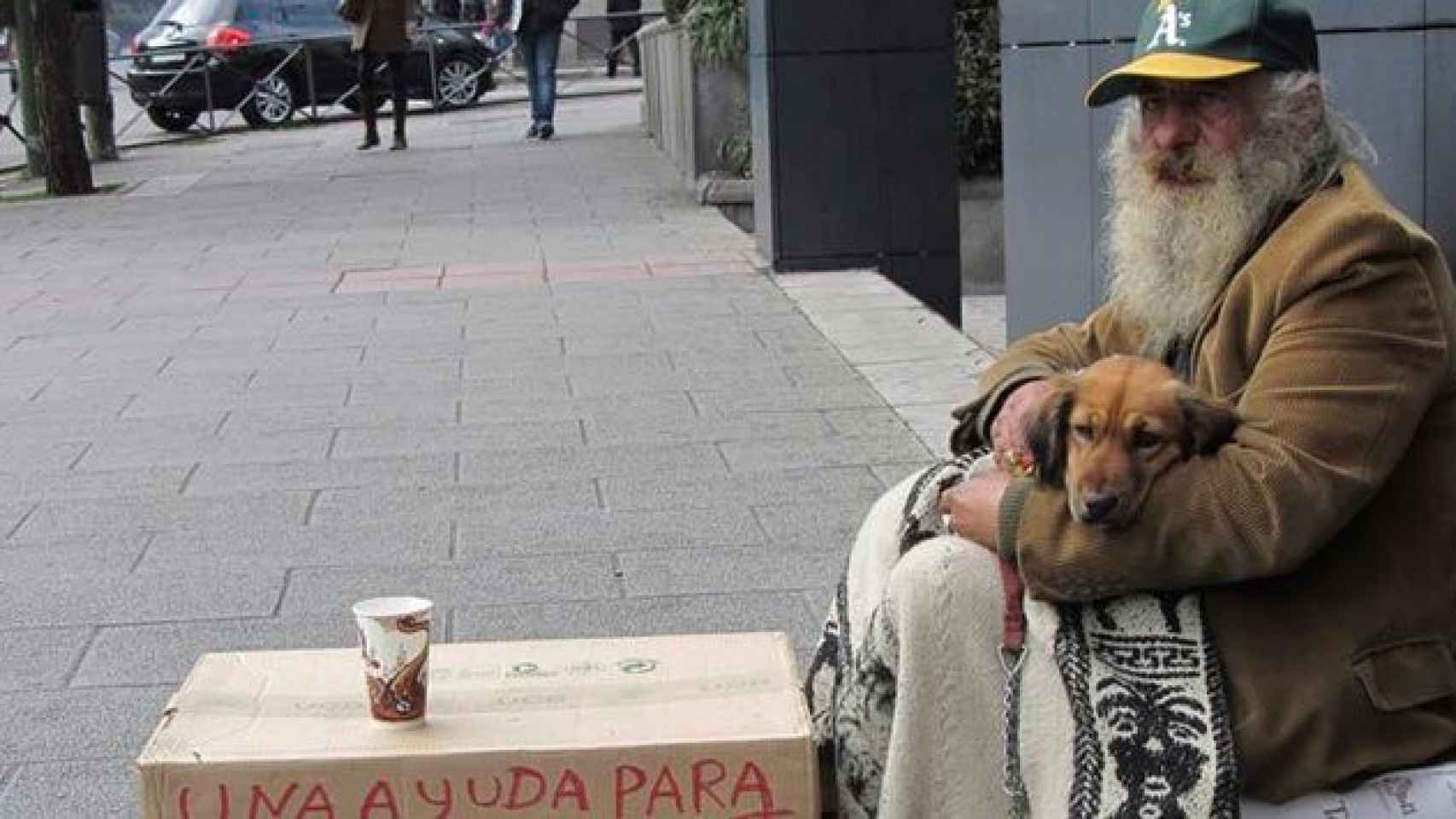 Un indigente pide limosna en una calle de Barcelona / CG