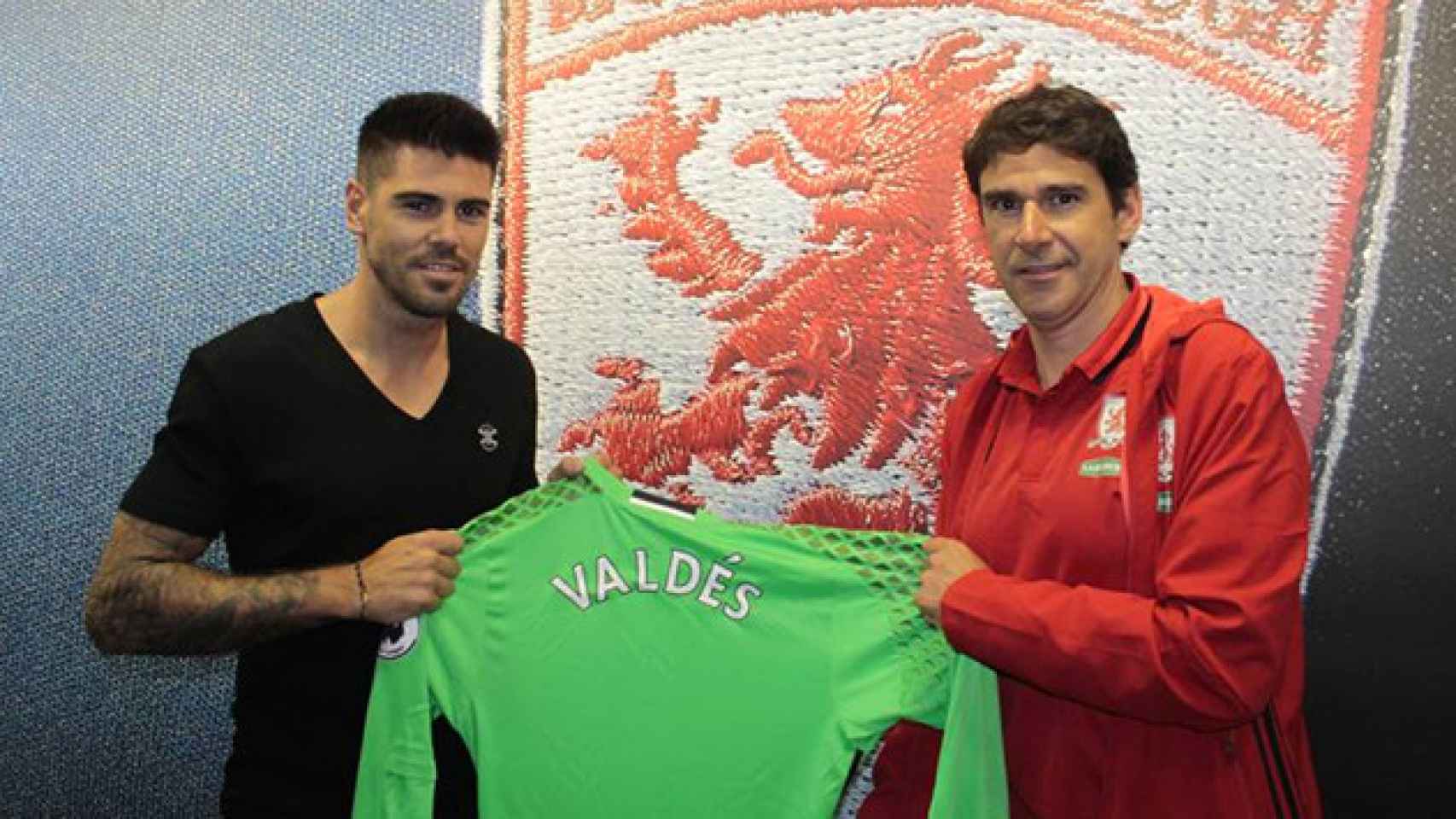 El portero Víctor Valdés y el técnico Aitor Karanka, en la presentación del futbolista con el Middlesbrough / MIDDLESBROUGH