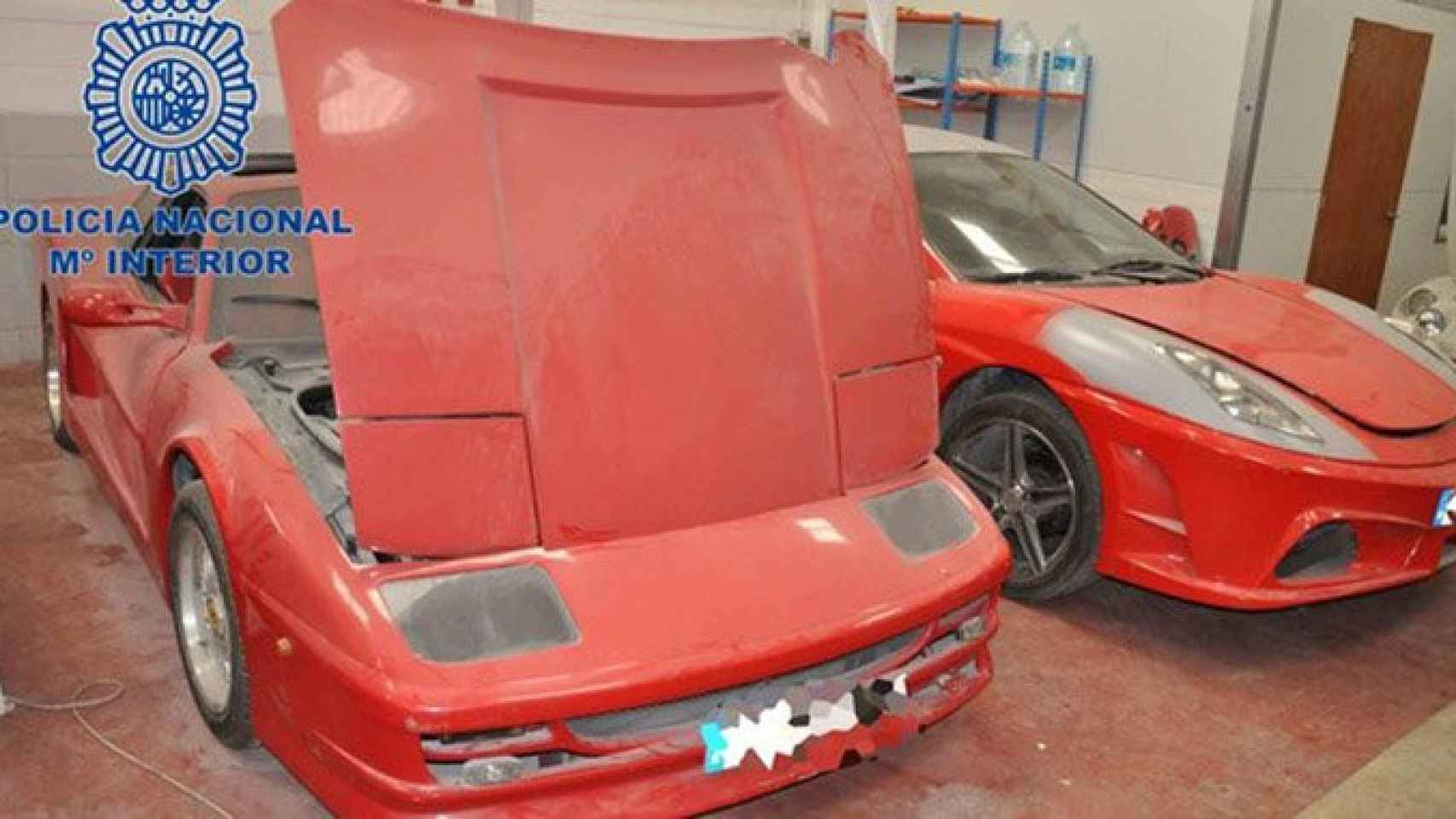 Réplicas de vehículos de Ferrari y Lamborghini descubiertos por la Policía Nacional en Sils (Girona) / POLICÍA NACIONAL