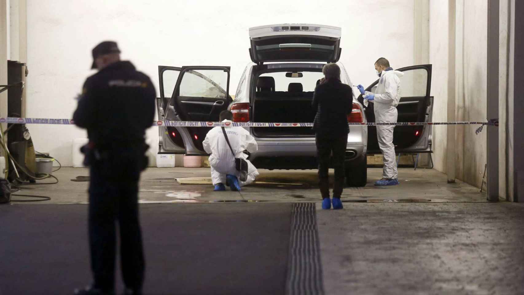 La policía científica analiza el vehículo en el que fue encontrada la viuda del expresidente de la CAM / EFE