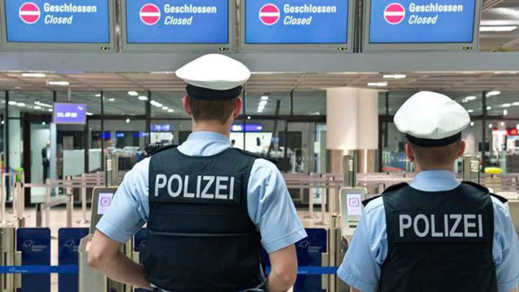 Dos agentes de la Policía alemana, en el interior del aeropuerto de Frankfurt./ EFE