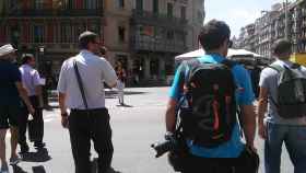 Un conductor de autobuses avisa a sus compañeros del recorrido que sigue una manifestación en Barcelona. / CG