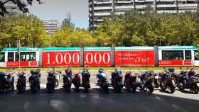 El Trambaix de Barcelona exhibe una campaña de publicidad de 'Crónica Global'.
