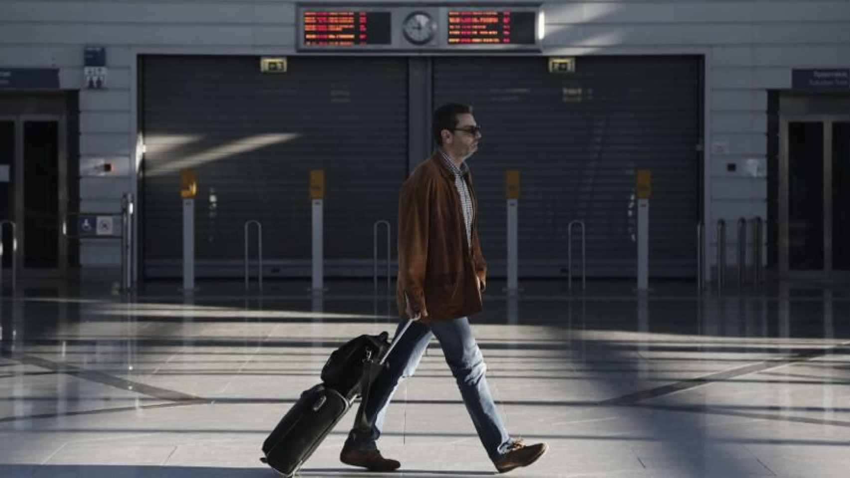 Un hombre en un aeropuerto en una foto de archivo.