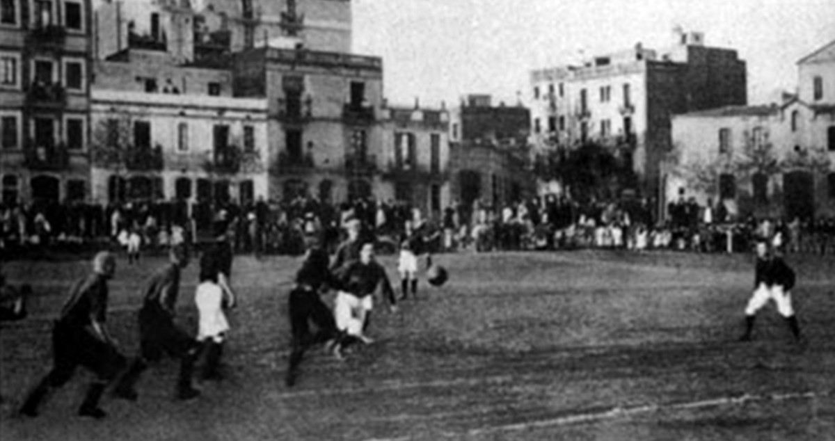 Partido de fútbol en el campo de la calle Muntaner / LOS DEPORTES