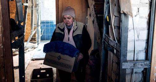 Irina, la dueña de la casa donde ha caído un proyectil, saca sus cosas de la vivienda en Novoluhans'ke, Oblast de Donetsk (Ucrania) / Diego Herrera - EUROPA PRESS