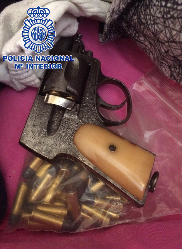 Pistola incautada a los detenidos en Sant Feliu / POLICÍA NACIONAL
