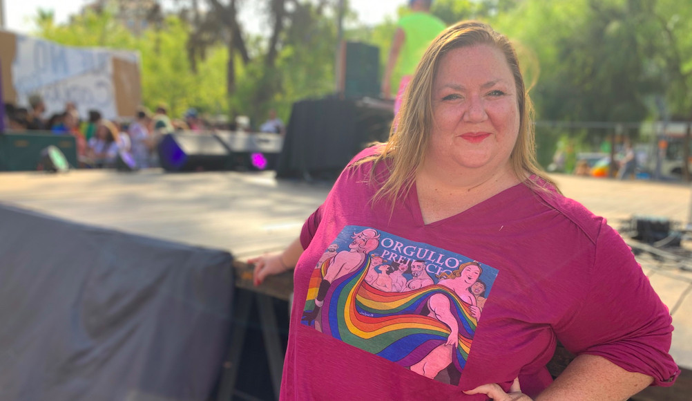 Itziar Castro mostrando su camiseta 'Orgullo y prejuicio' en motivo del Pride Barcelona 2019 / CG