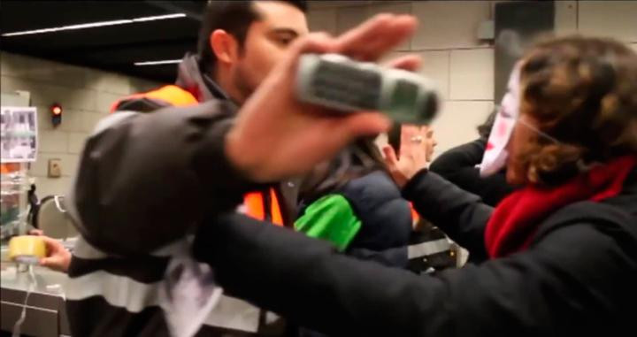 Imagen de una agresión a un vigilante de seguridad en el Metro de Barcelona / CG