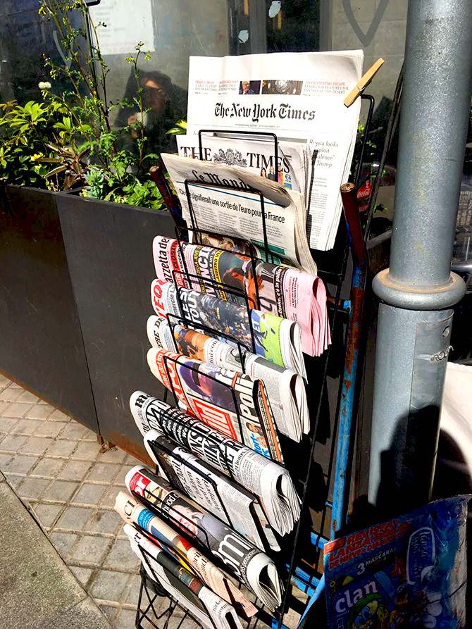 Periódicos internacionales a la venta en un quiosco de Collblanc / CG