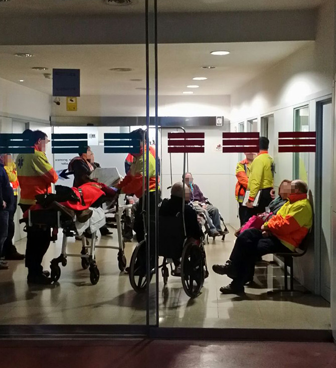 Trabajadores de Emergencias esperan para descargar pacientes en el Hospital Parc Taulí de Sabadell / CG