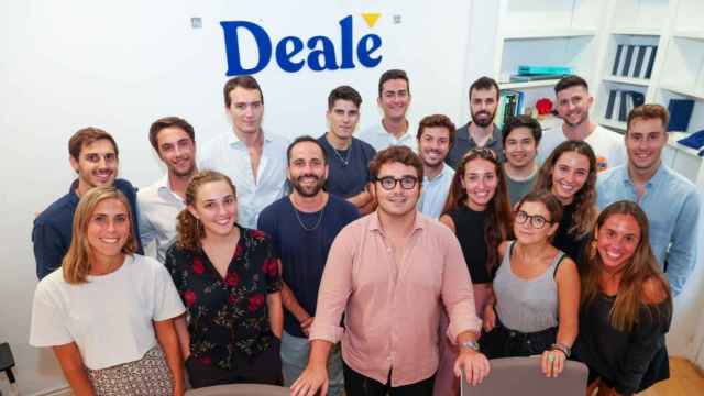 El equipo de la startup Deale con su fundador en el centro, Gerard García Esteve / CEDIDA