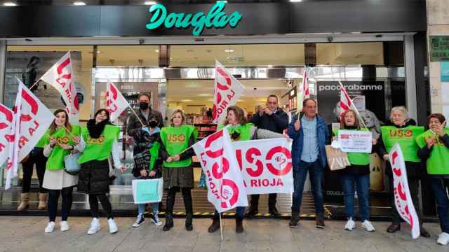 Trabajadores de Douglas protestan contra el ERE frente a una tienda de la cadena / EP