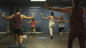 Un grupo de personas practican deporte en uno de los gimnasios / EP