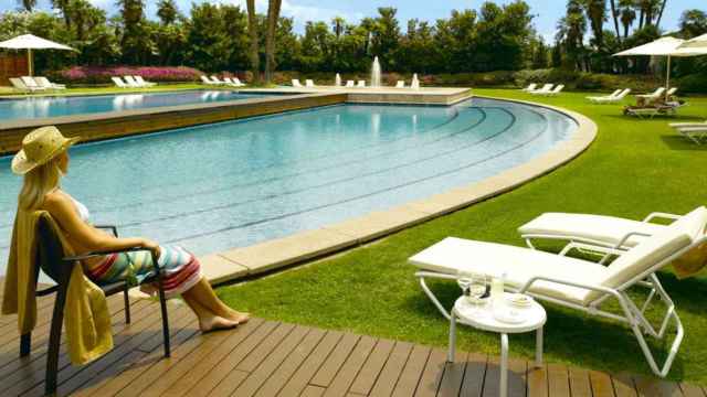 Una turista en la zona de aguas del hotel Fairmont Juan Carlos I de Barcelona / CG