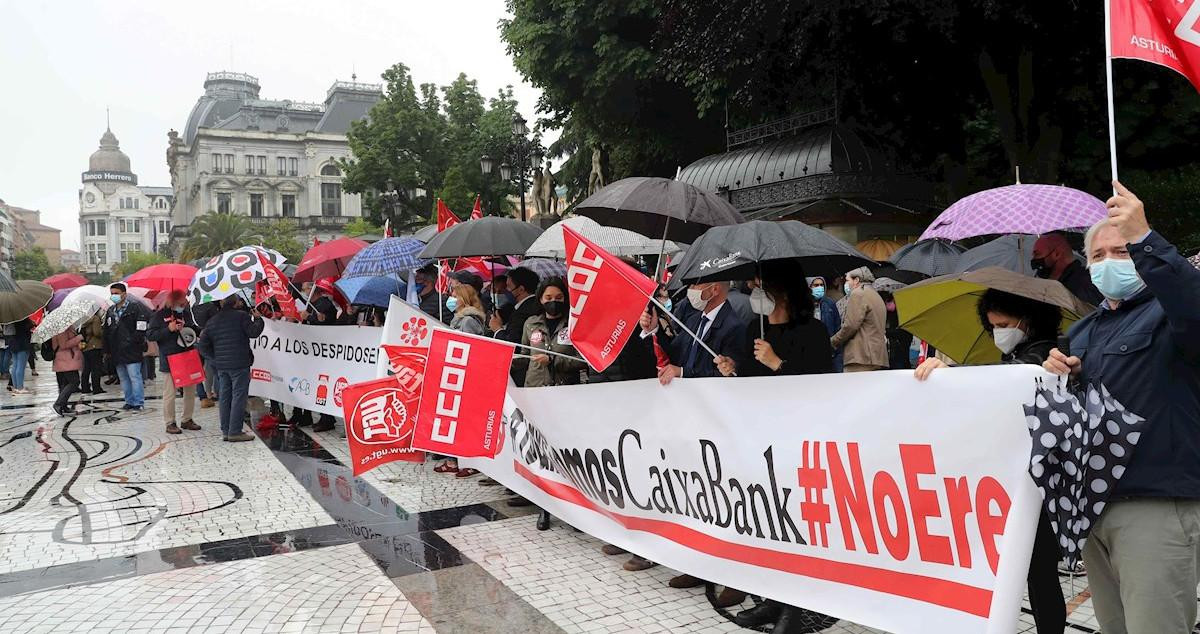 Trabajadores de Caixabank y BBVA en una manifestación contra la destrucción de empleos en la banca / EFE