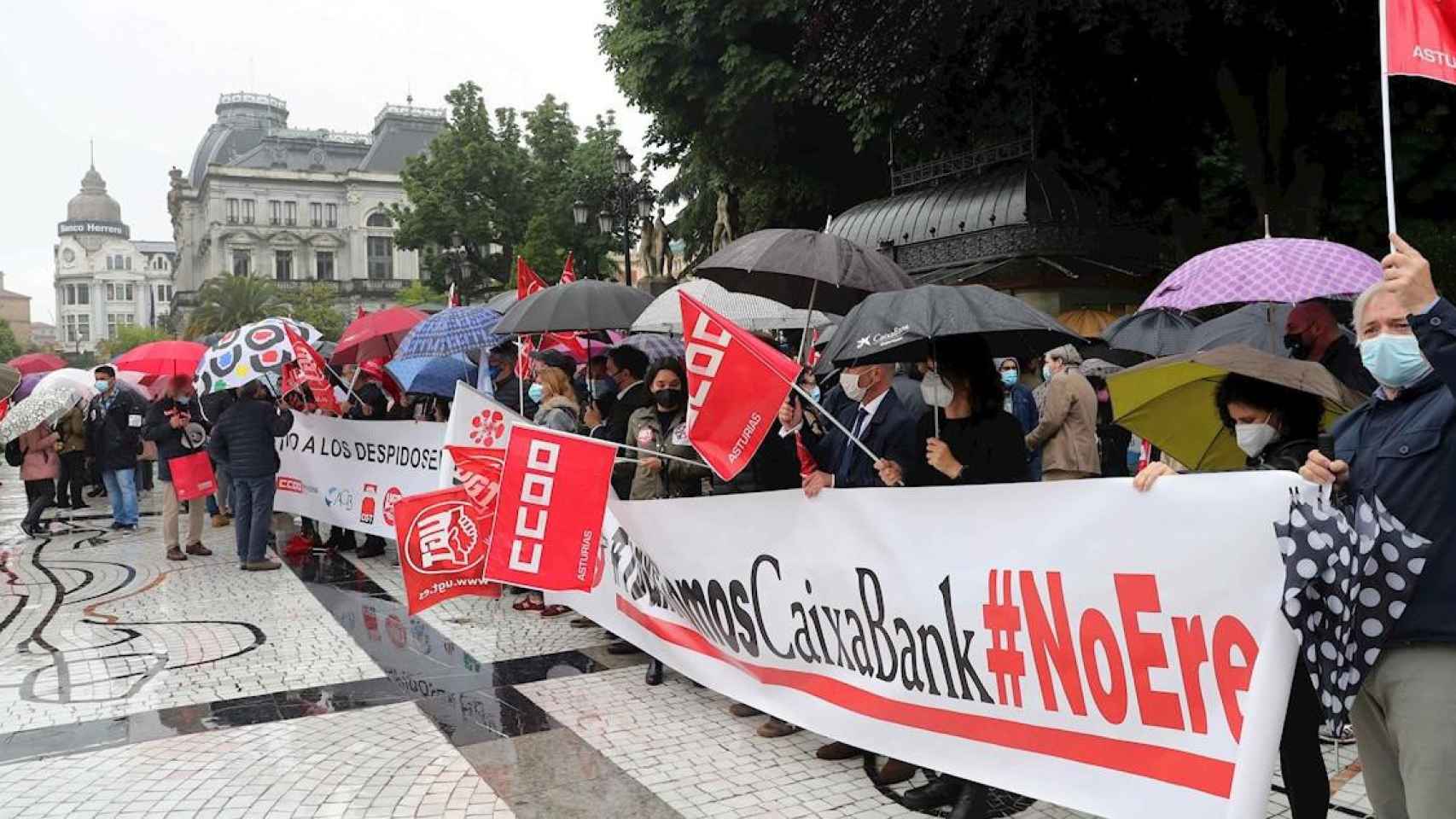 Trabajadores de Caixabank y BBVA en una manifestación contra la destrucción de empleos en la banca / EFE